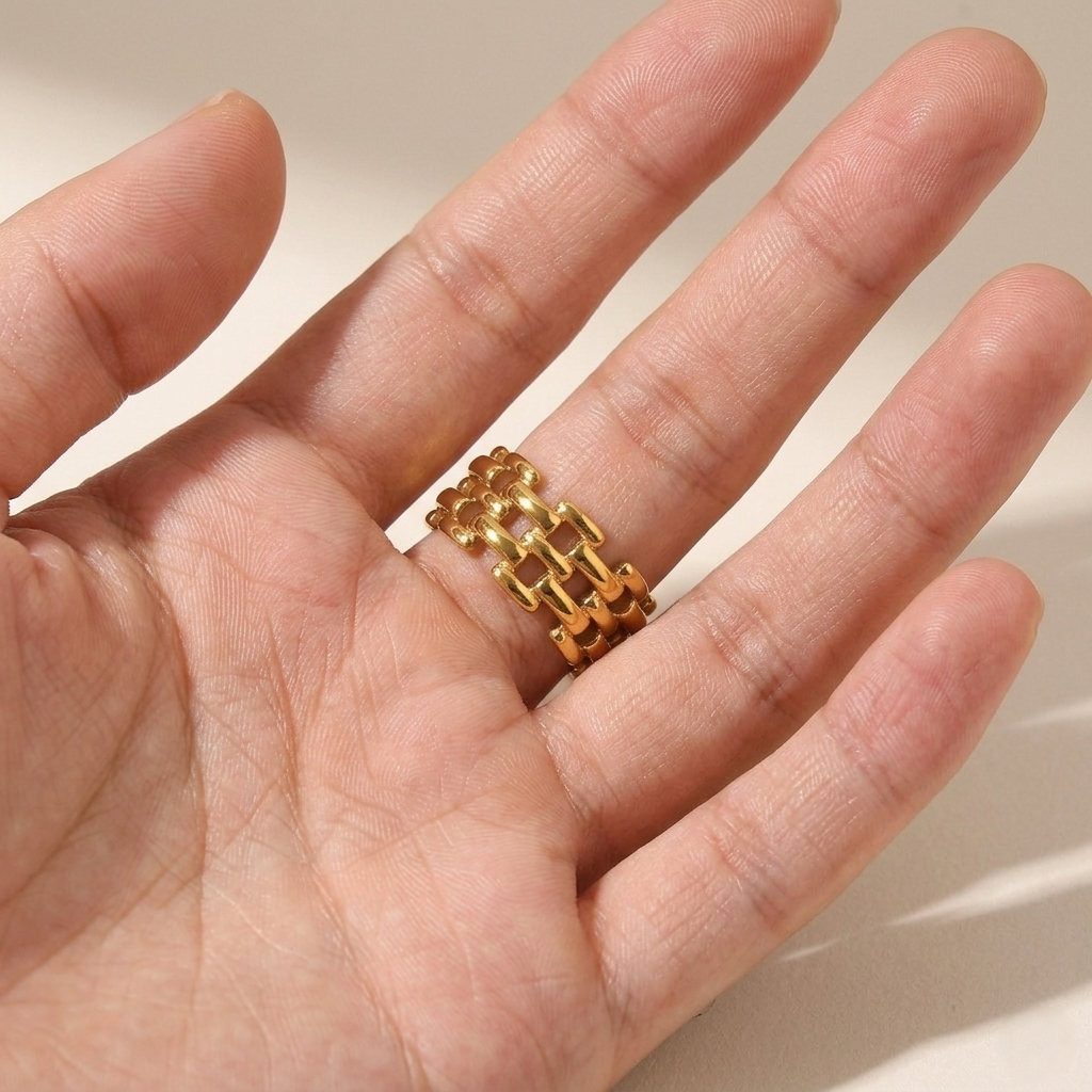 Cora Lattice Ring